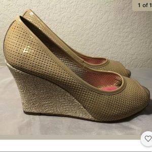 Fabulous Lilly Pulitzer tan wedges size 8 M